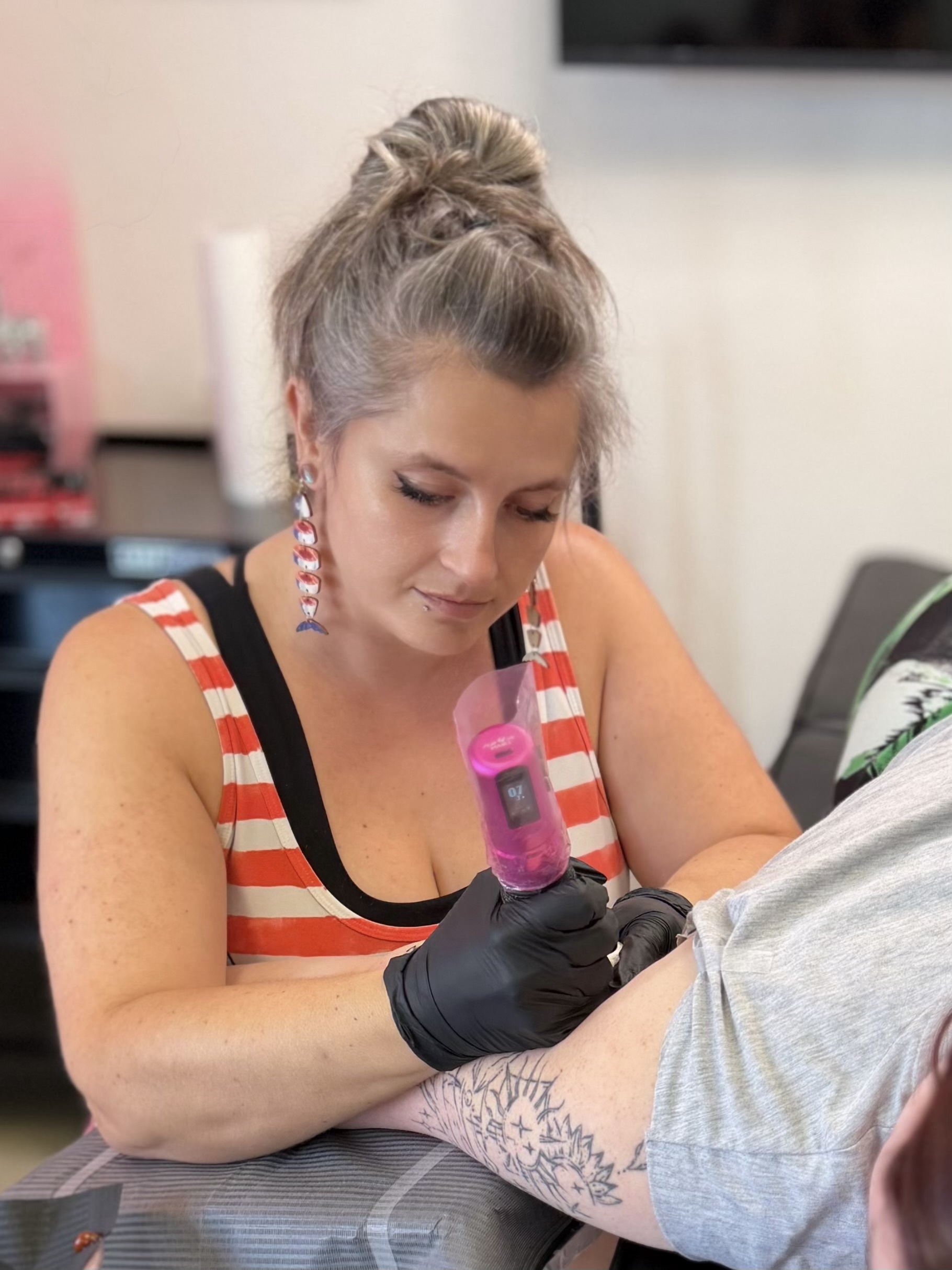 Adrienne Smith tattooing a client